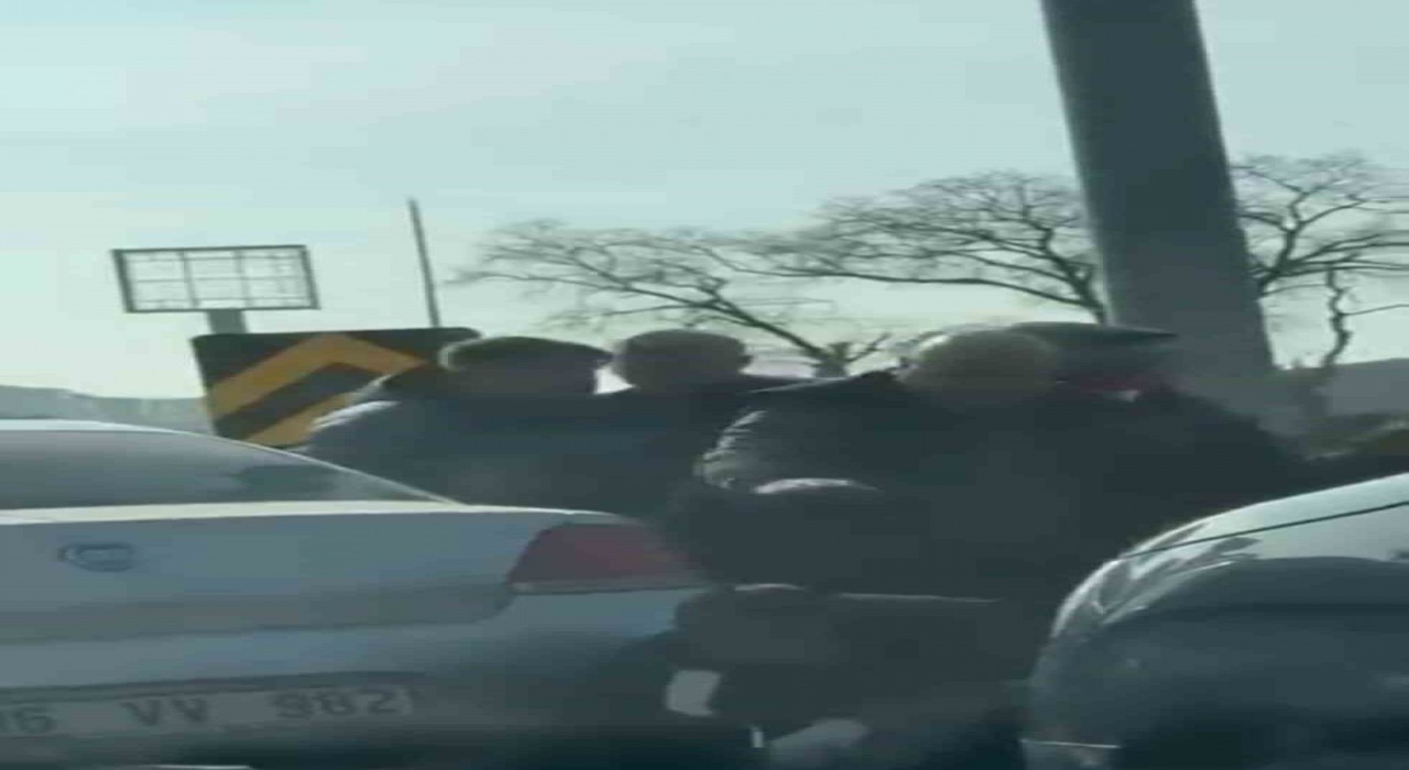 Bursada yol verme kavgasında yumruklar havada uçuştu