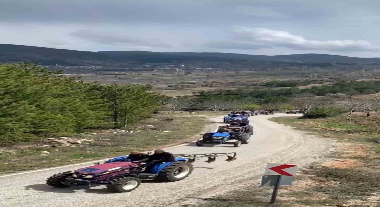 Bursanın Issızdere köyünde komşu köye traktörlü bayram konvoyu