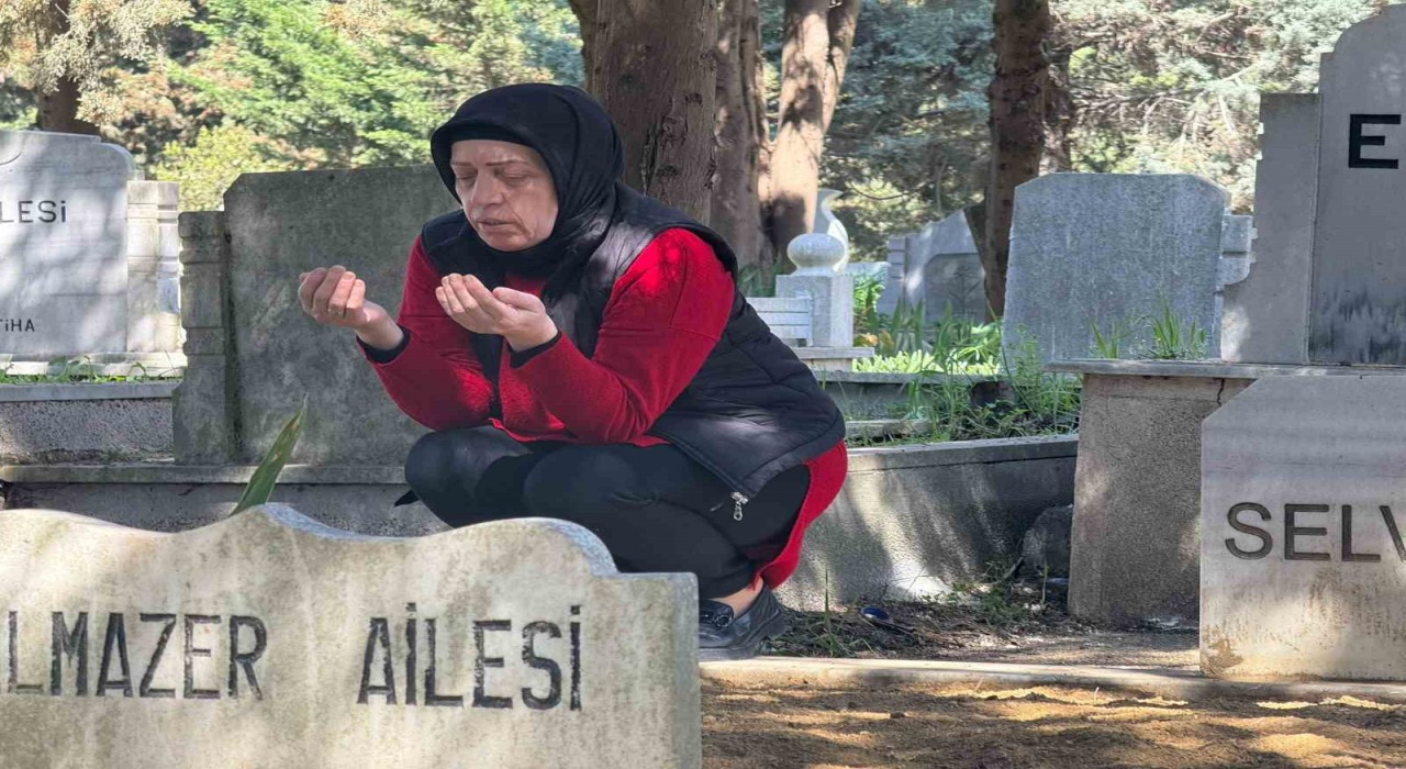 Büyükçekmecede bayram öncesinde vatandaşlardan mezarlık ziyareti