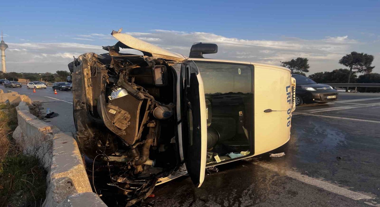 Büyükçekmecede servis minibüsü devrildi