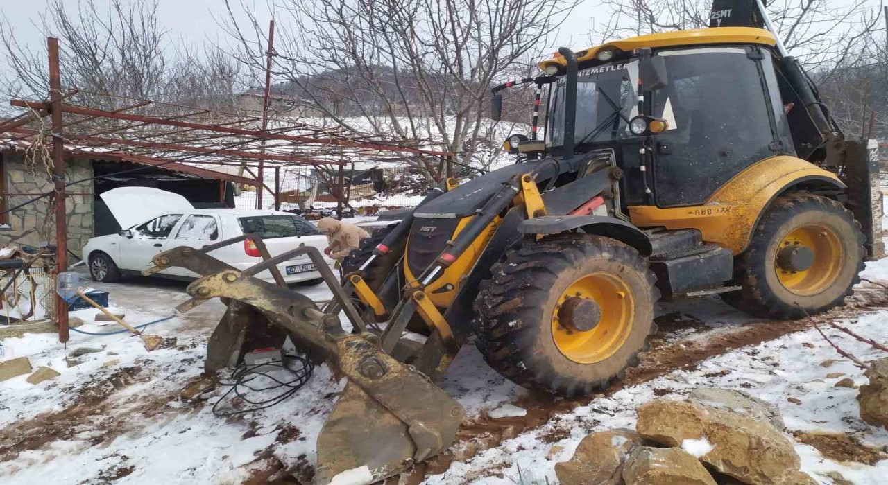 Büyükşehir Belediyesinden Alanyada kar temizleme çalışması