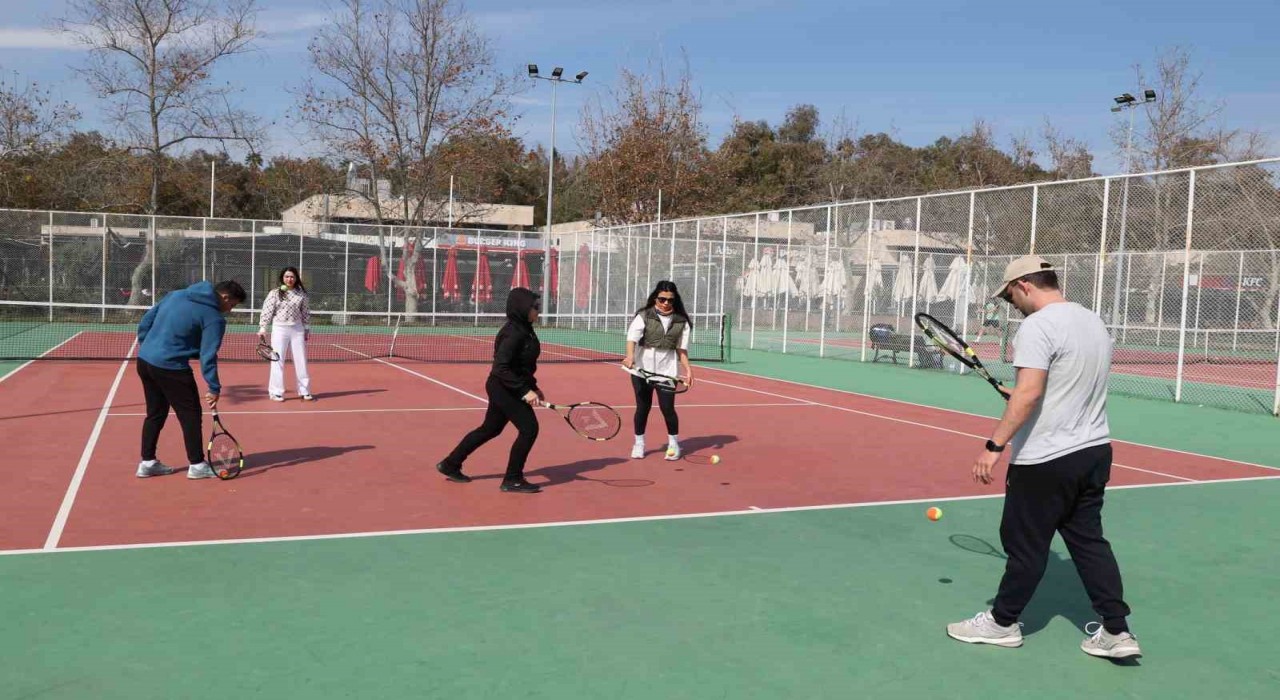 Büyükşehir Belediyesinden ücretsiz tenis eğitimi