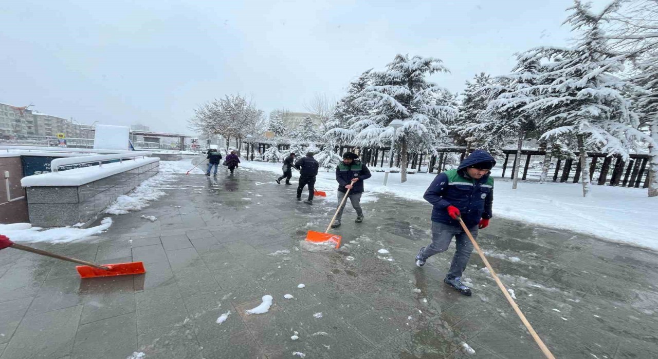 Büyükşehir, karla mücadelede 174 mahalle yolunu ulaşıma açtı