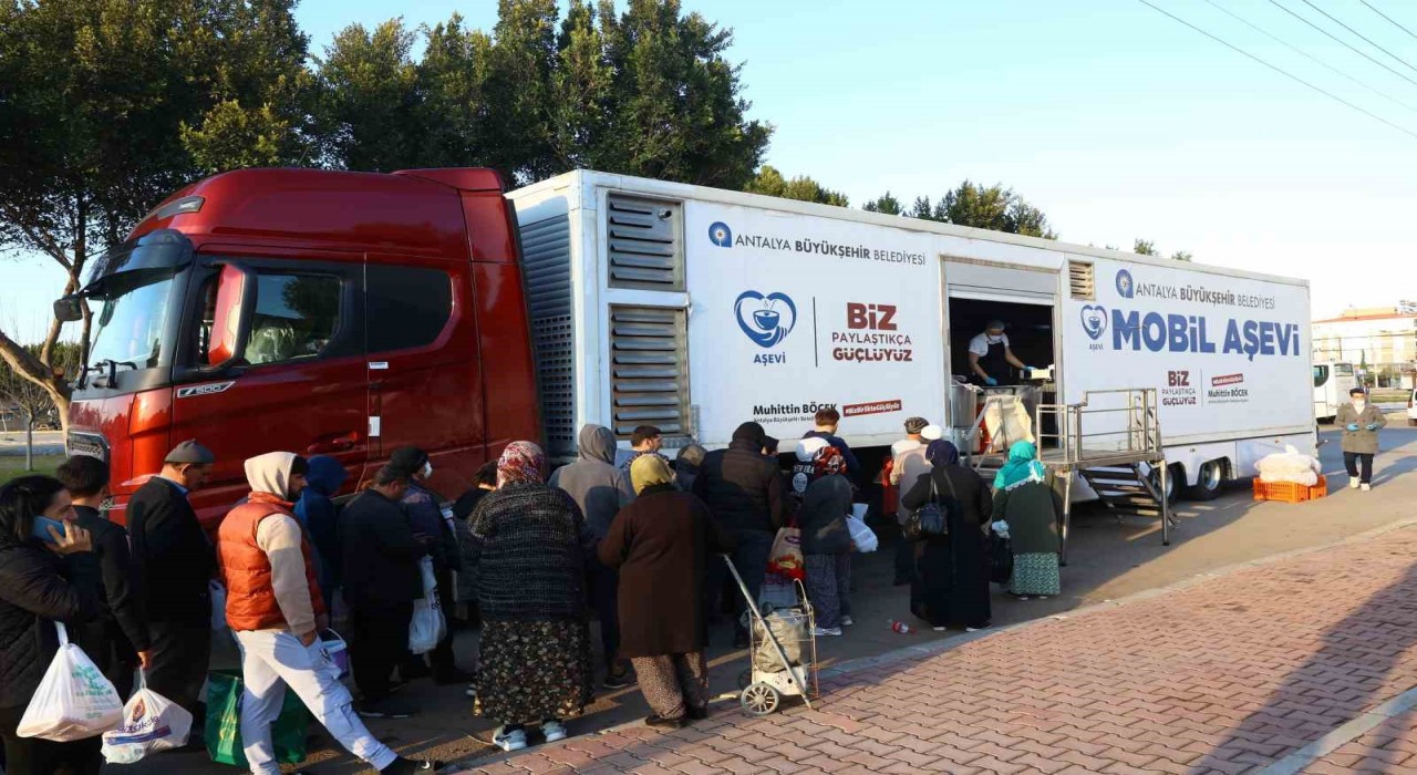 Büyükşehirden Ramazan ayının ilk gününde sıcak yemek ikramı