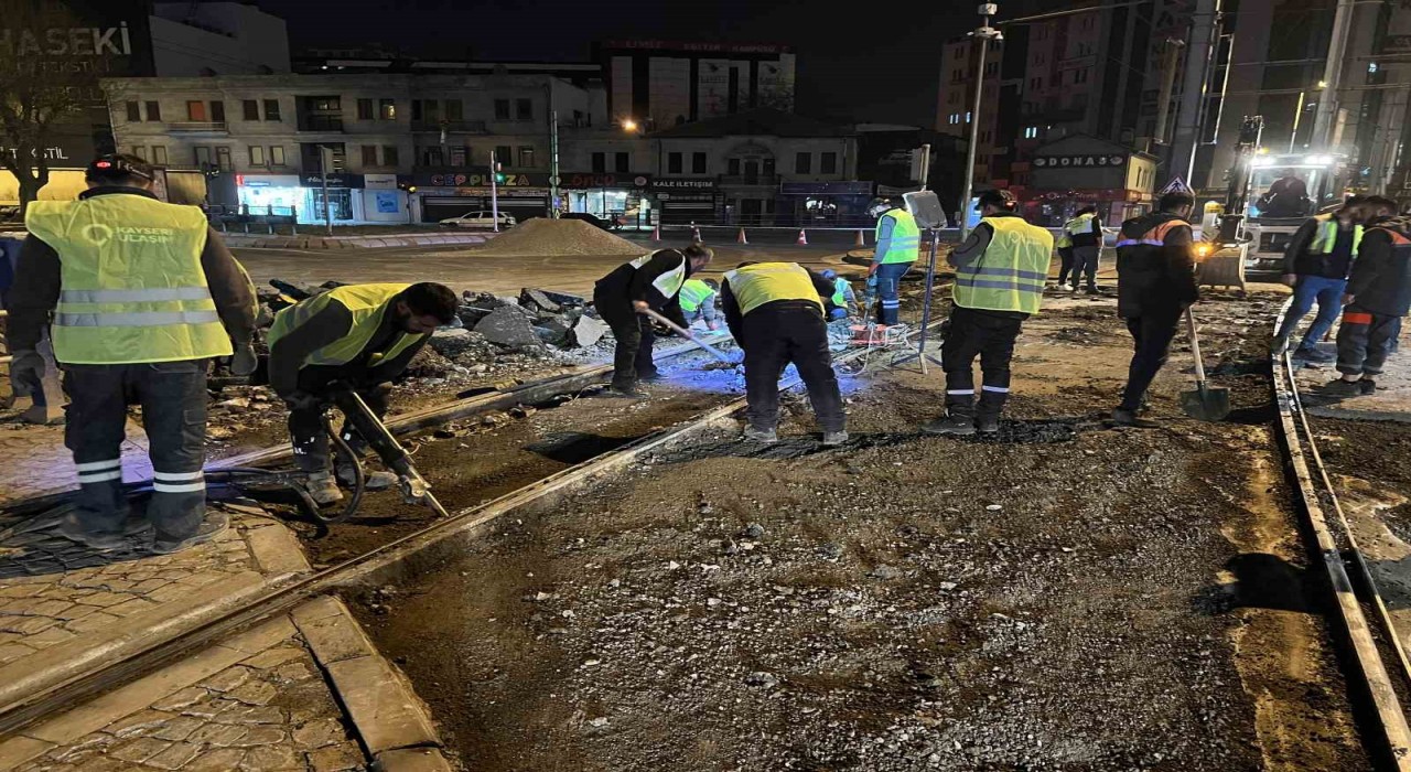 Büyükşehirden raylı sistem güzergahında gece boyu bakım çalışması