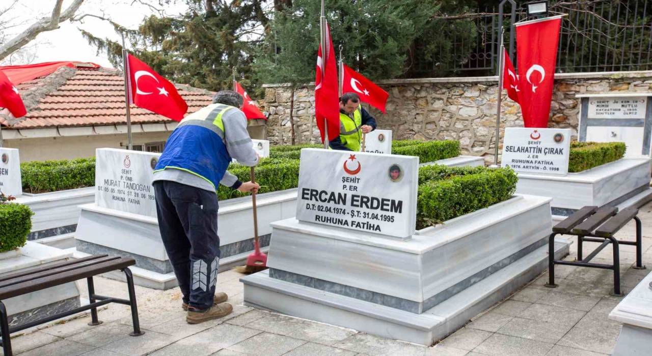 Büyükşehirden şehitliklerde titiz çalışma