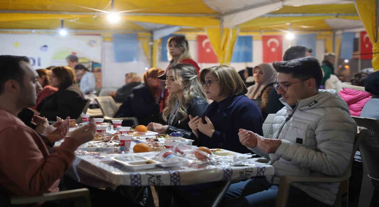 Büyükşehirin iftar çadırları Ramazanın birlik ruhunu yaşatıyor