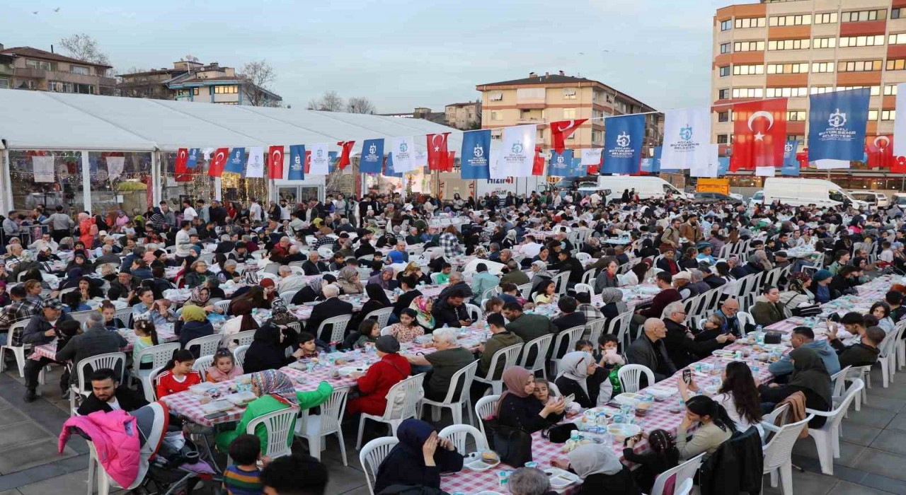 Büyükşehirin iftar sofrası her gün 3 bin kişiyi ağırlıyor