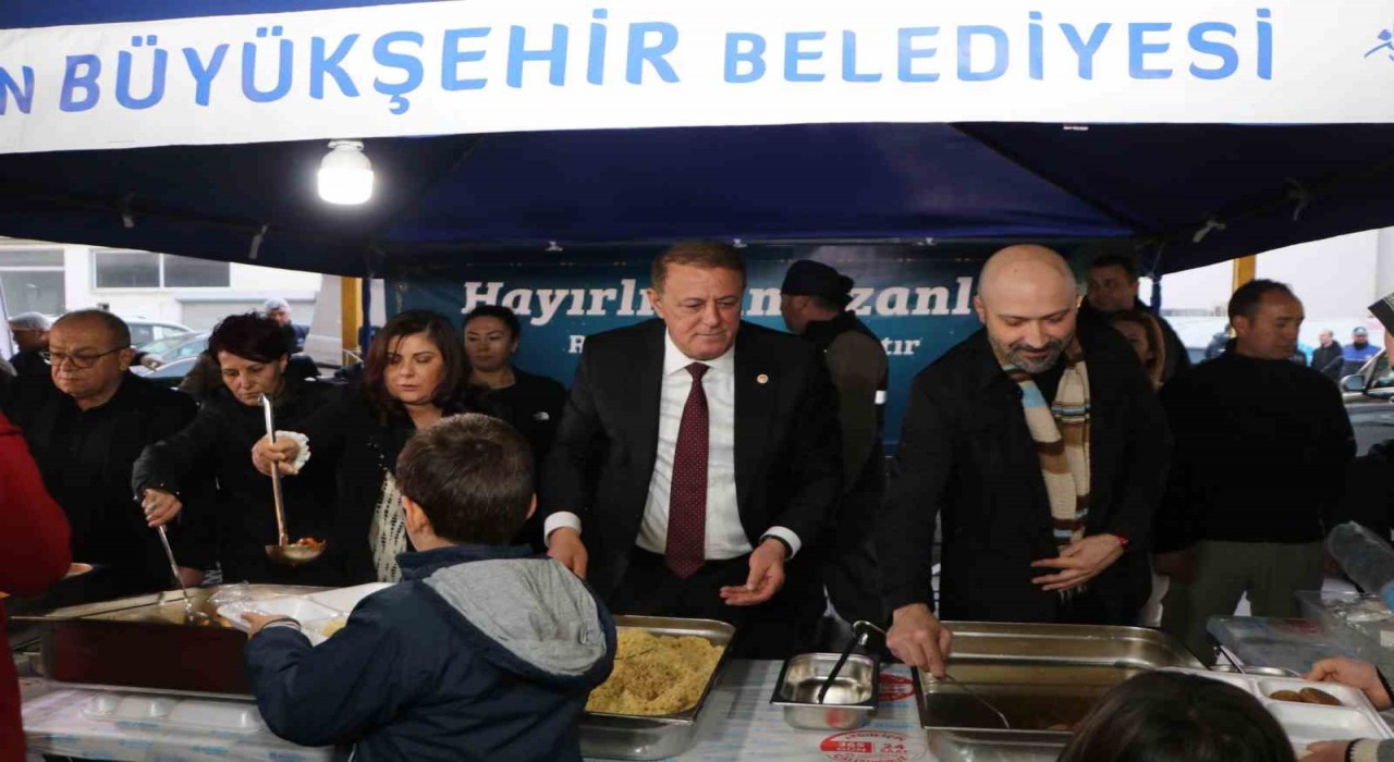 Büyükşehirin Sökedeki iftar sofrasında yüzlerce kişi buluştu