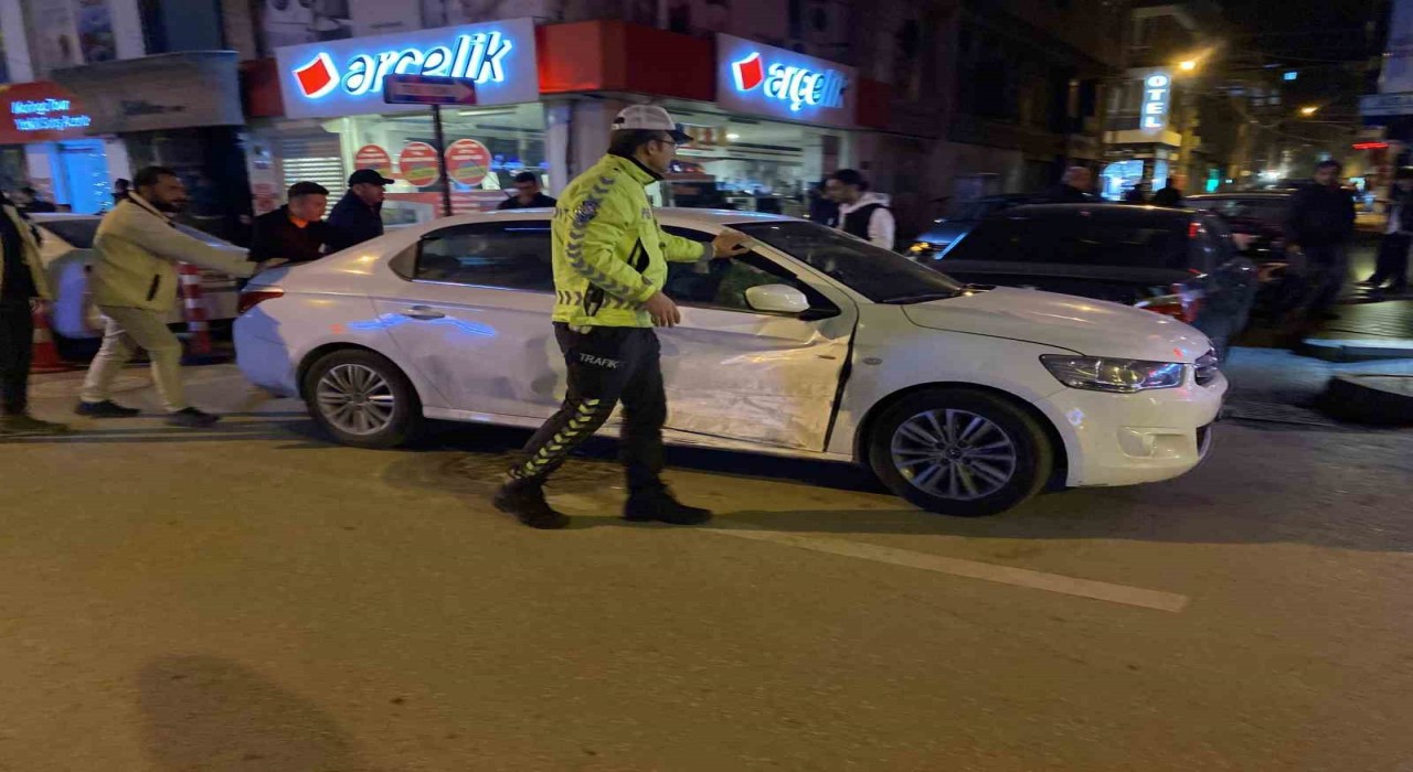 Caddede çarpışan 2 otomobilde maddi hasar oluştu