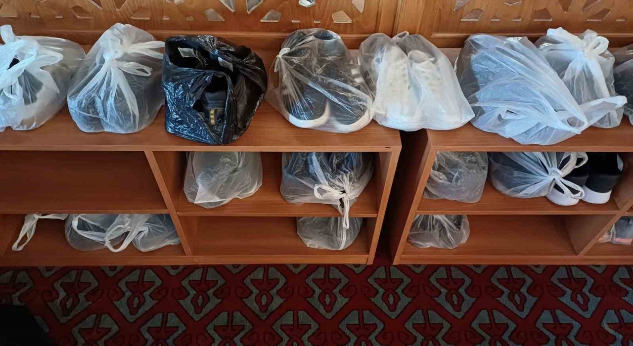 Camide hem hijyene uyuluyor hem de hırsızlara karşı poşetli önlem alınıyor