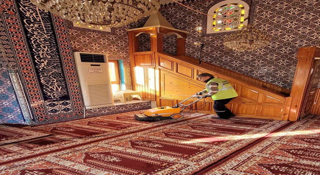 Camilerde Ramazan temizliği