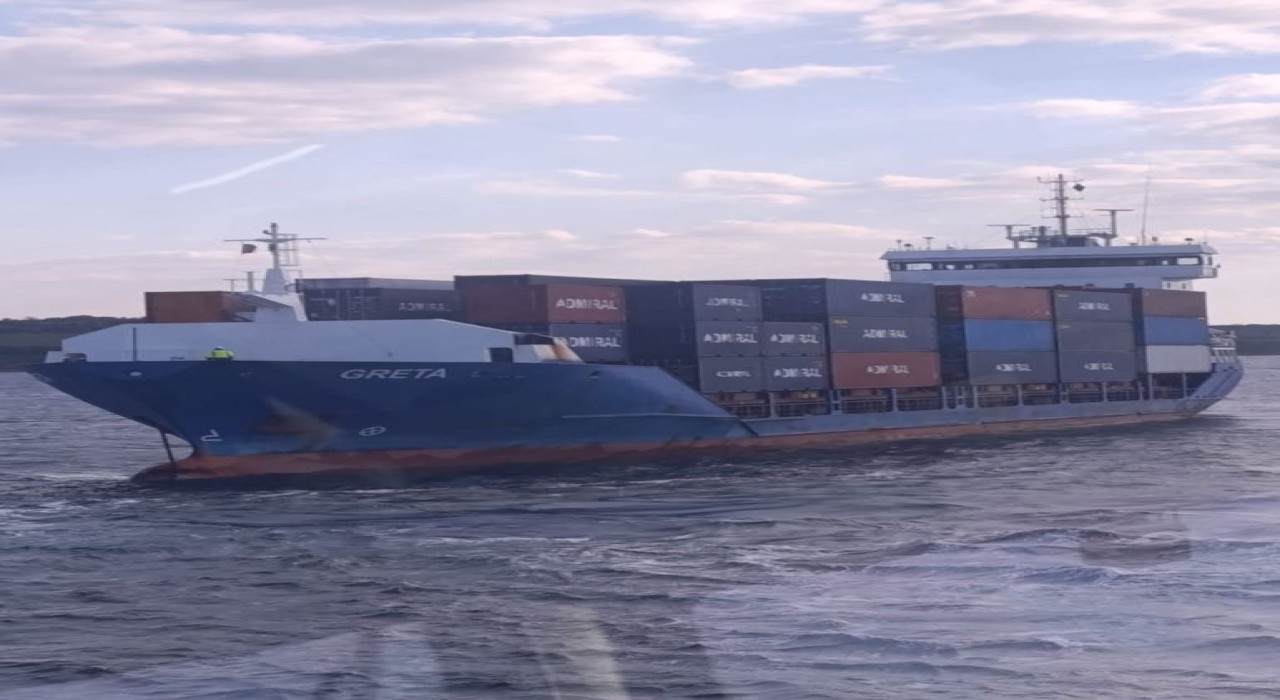 Çanakkale Boğazında makine arızası yapan konteyner gemisi Karanlık Limana demirletildi