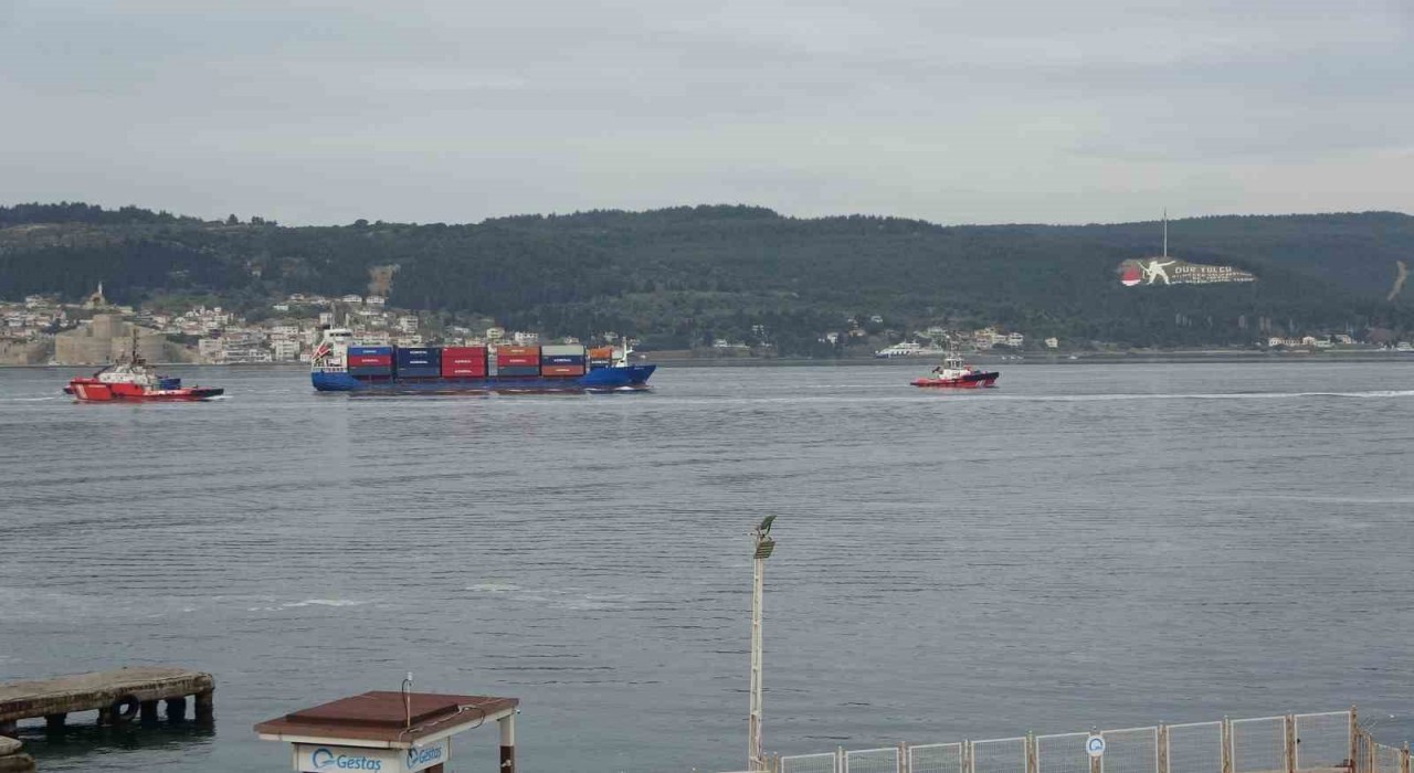 Çanakkale Boğazında makine arızası yapan konteyner gemisi, yedeklenerek çekildi