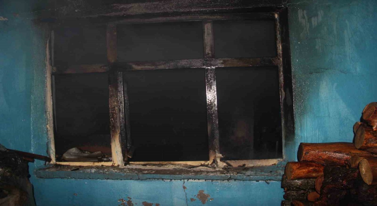 Çanakkalede ev yangınında kundaklama şüphesi: 1 gözaltı