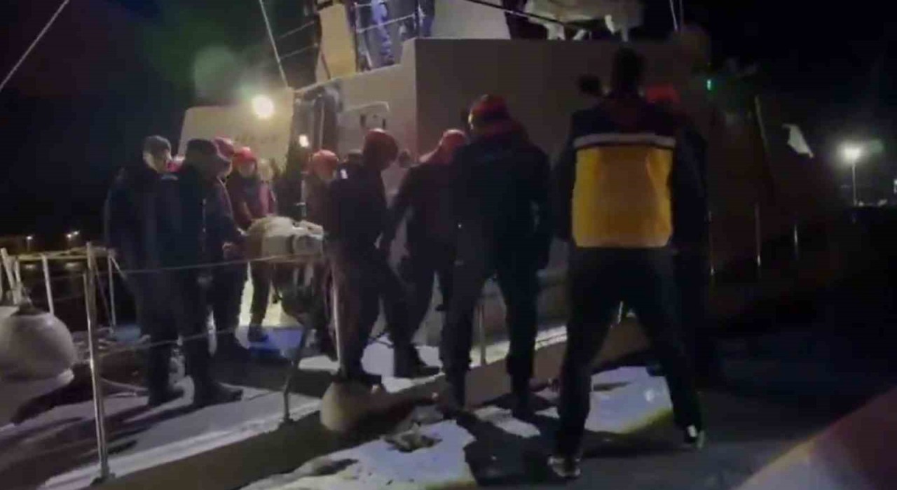 Çanakkalede göğüs solunum rahatsızlığı tanısı konulan hasta Sahil Güvenlik botu ile tahliye edildi
