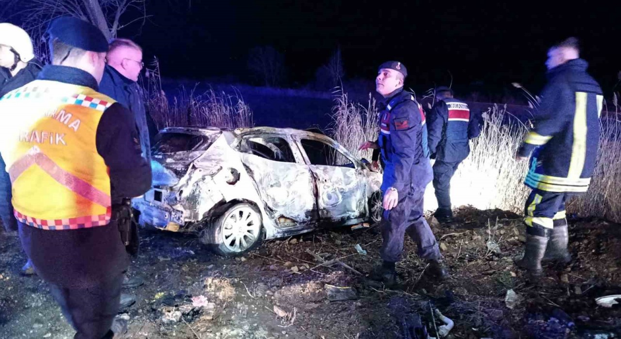 Çanakkalede iki otomobilin çarpıştığı kazada ölü sayısı 2ye yükseldi