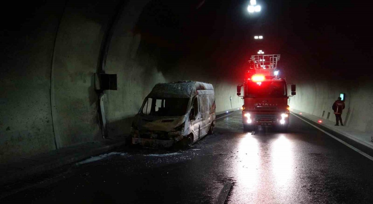 Çanakkalede seyir halindeki ambulans tünel içinde yandı
