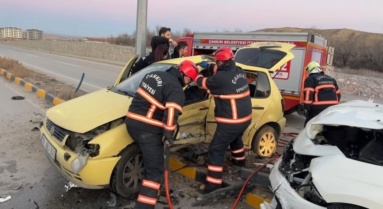 Çankırıda iki otomobil çarpıştı: 6 yaralı