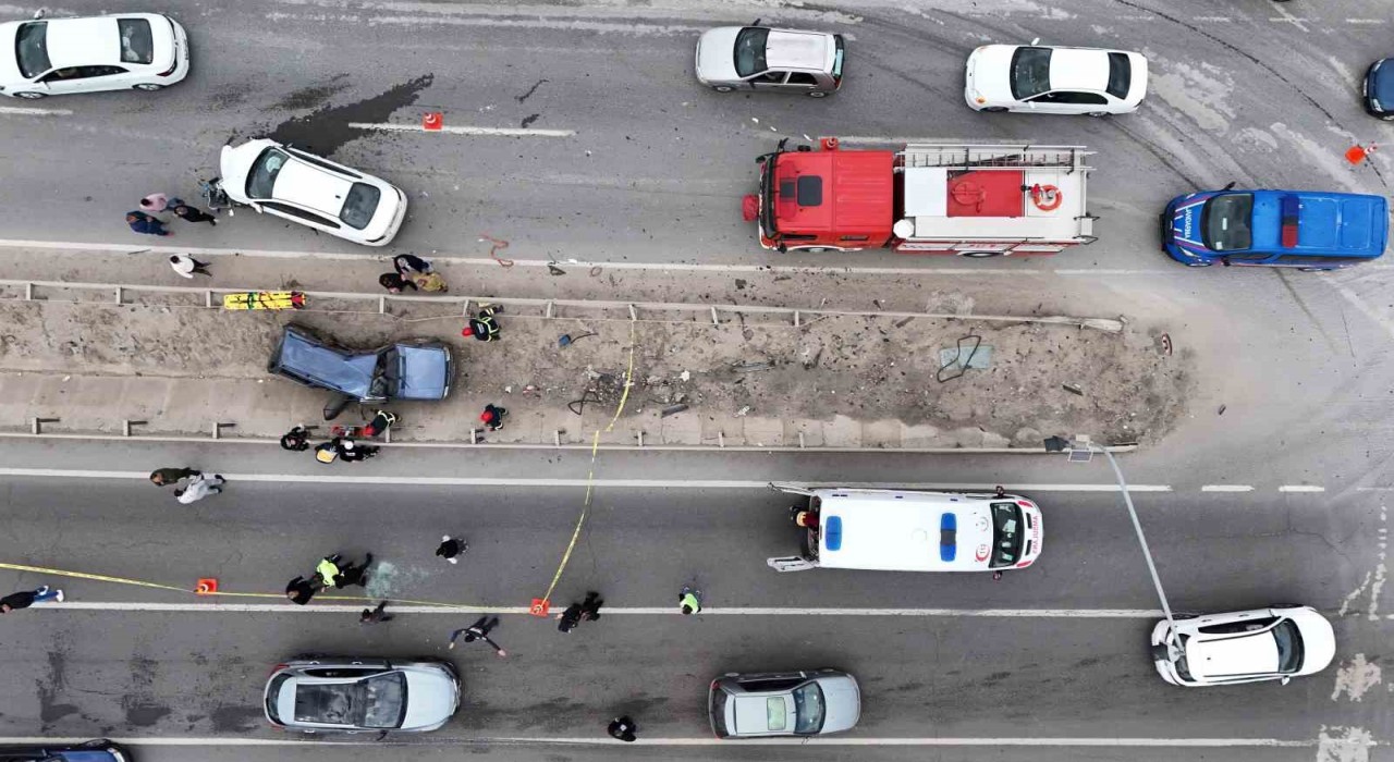 Çarpışan Fiat otomobiller hurdaya döndü: 1 ölü, 6 yaralı