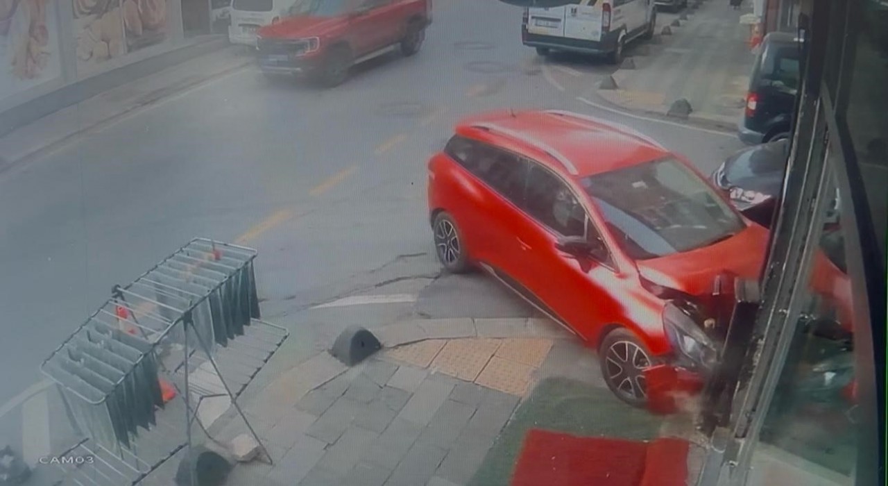 Çekmeköyde sürücü panik yapınca doğalgaz kutusuna çarptı, o anlar kameraya yansıdı
