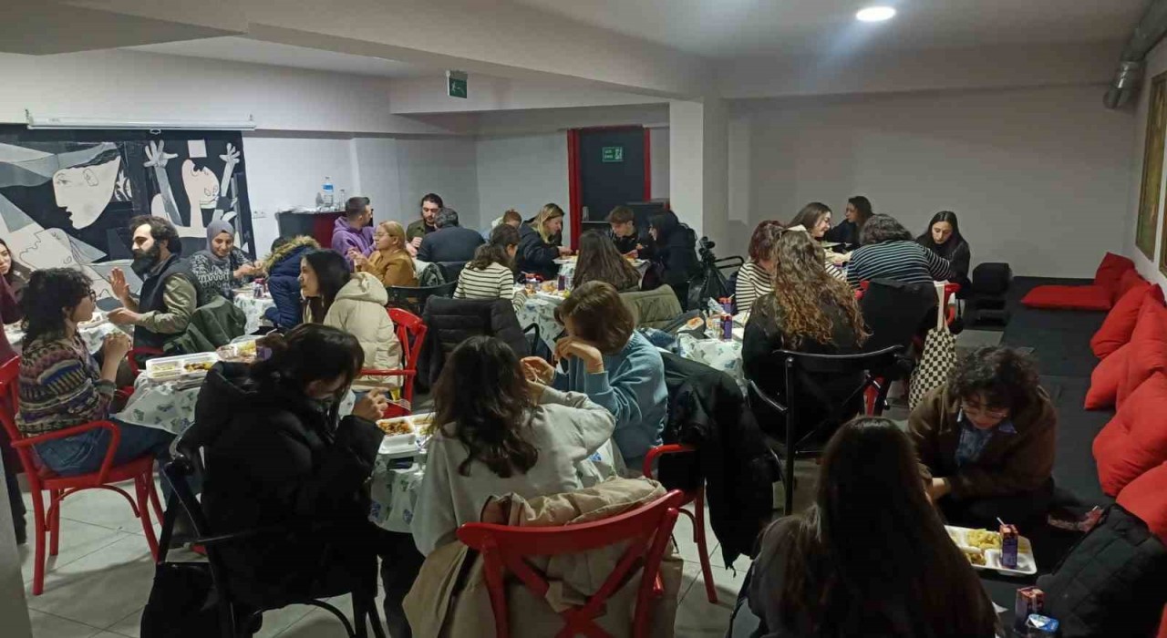 Ceren Özdemir Adalar Gençlik Merkezinde Ramazan sofrası kuruluyor