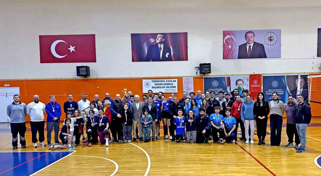 Çeşme Kaymakamlık Voleybol Turnuvasında şampiyon Sağlık Spor