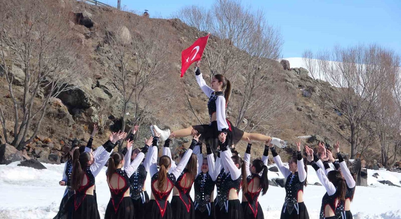 Çıldır Gölünde nefes kesen senkronize buz pateni gösterisi