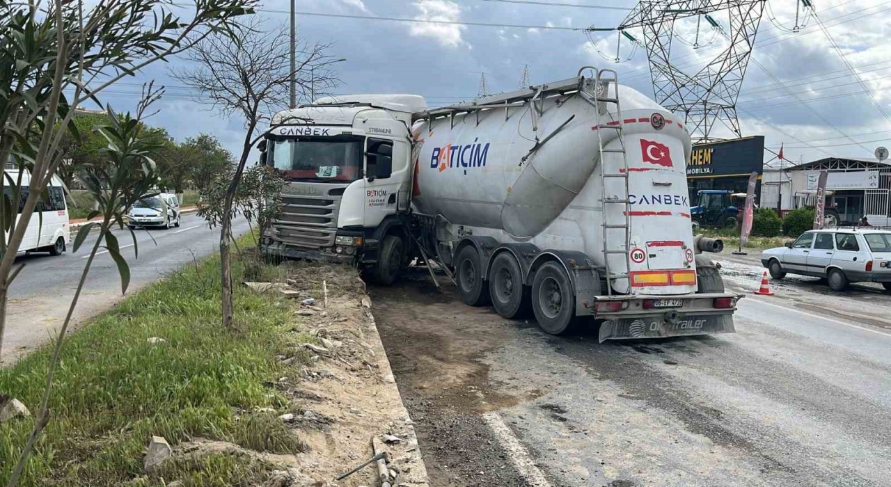 Çimento yüklü tır refüje çıktı