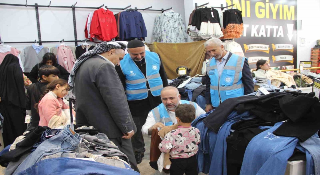 Cizrede yetim çocuklara bayramlık elbise hediye edildi