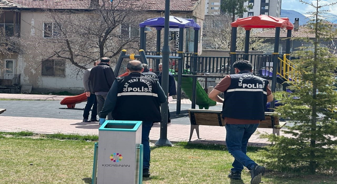 Çocuk parkında bıçaklı kavga: 1 ağır yaralı