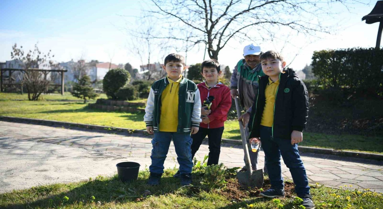 Çocuklar fidanları toprakla buluşturdu