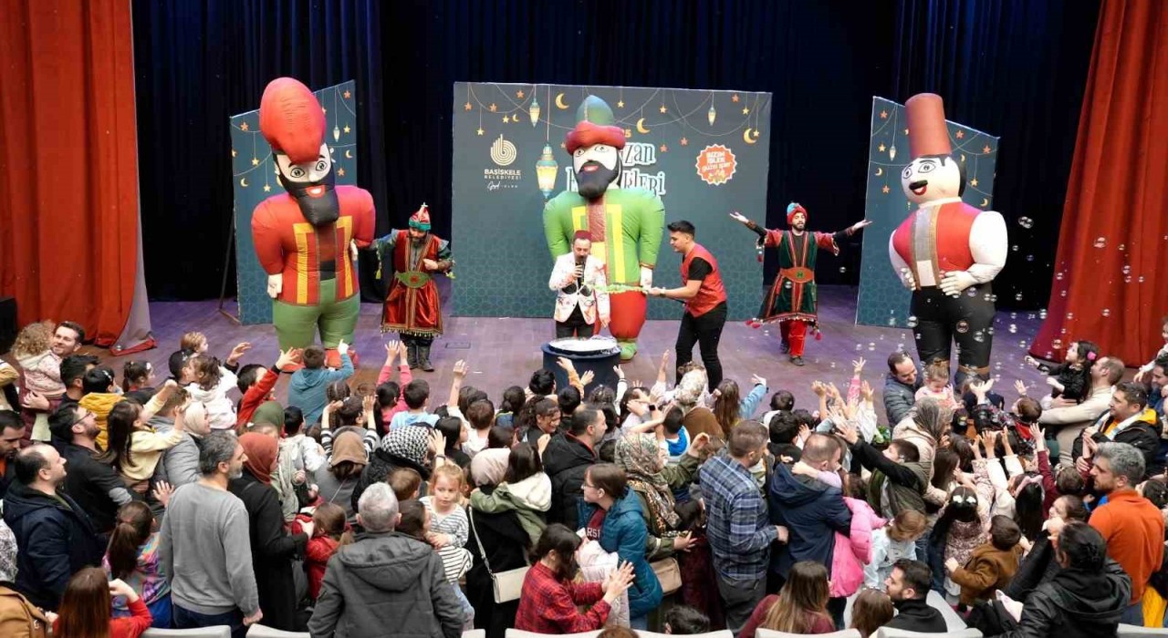 Çocuklar Hacivat ve Karagöz ile kahkahaya boğuldu