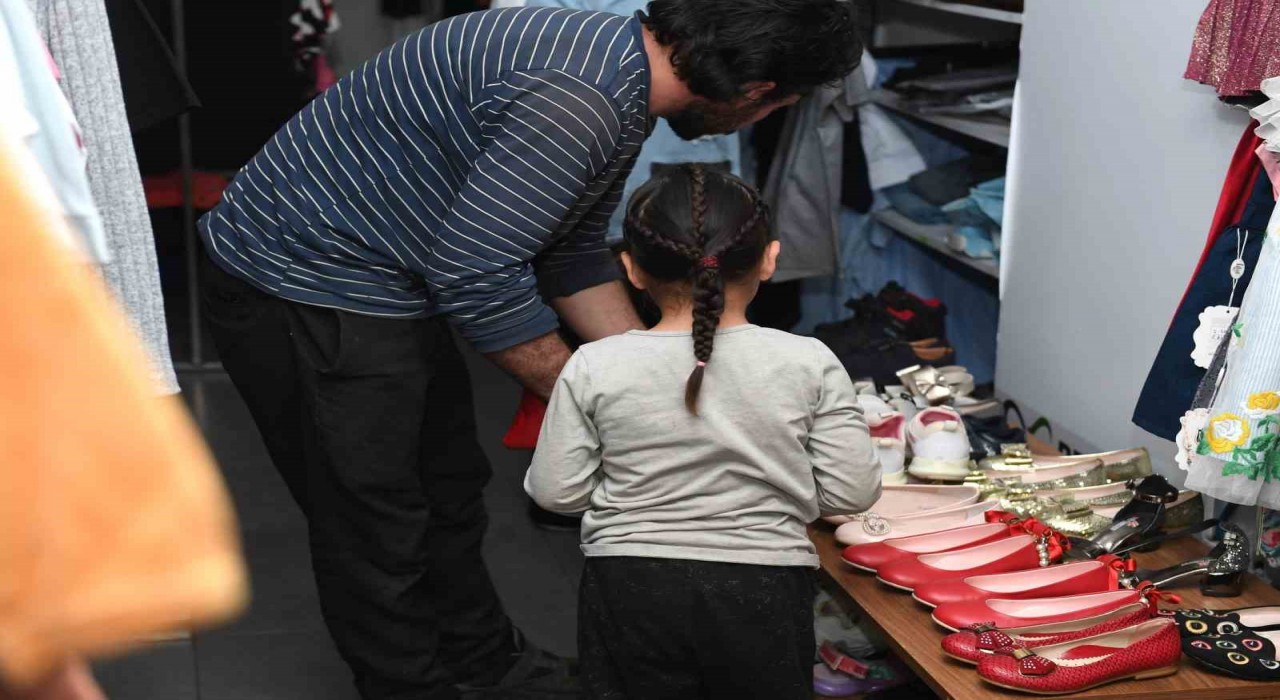 Çocukların bayramlıkları Osmangazi Belediyesinden