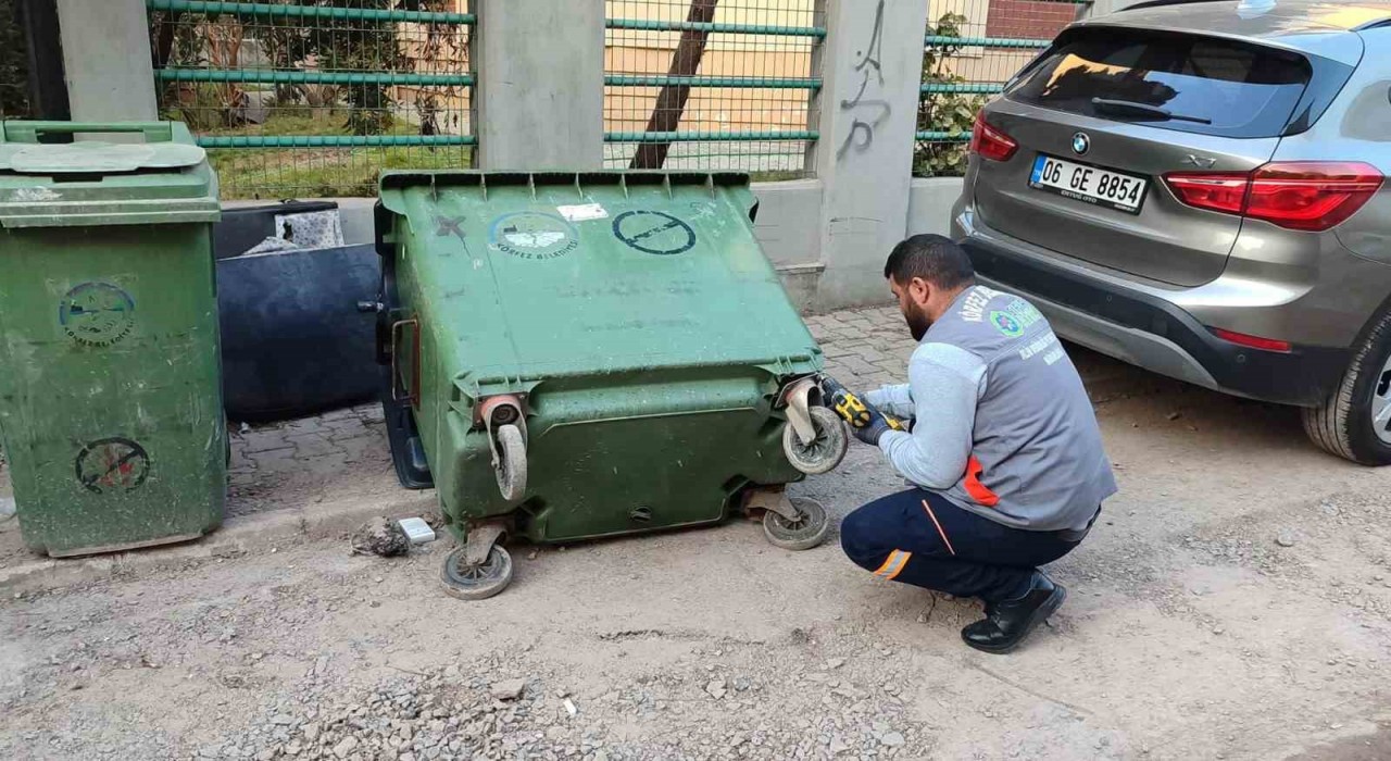 Çöp konteynırları yerinde tamir ediliyor