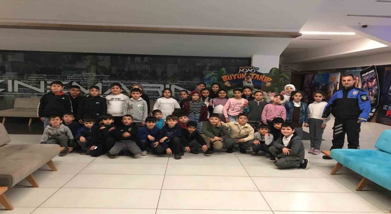 Çorlu polisinden öğrencilere sinema sürprizi