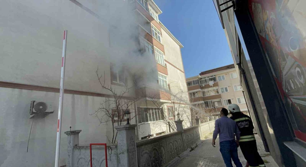 Çorluda apartman dairesi alev alev yandı