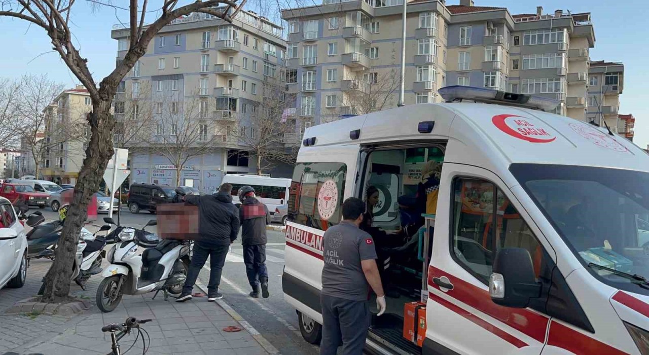 Çorluda kamyonetle çarpışan motokurye yaralandı