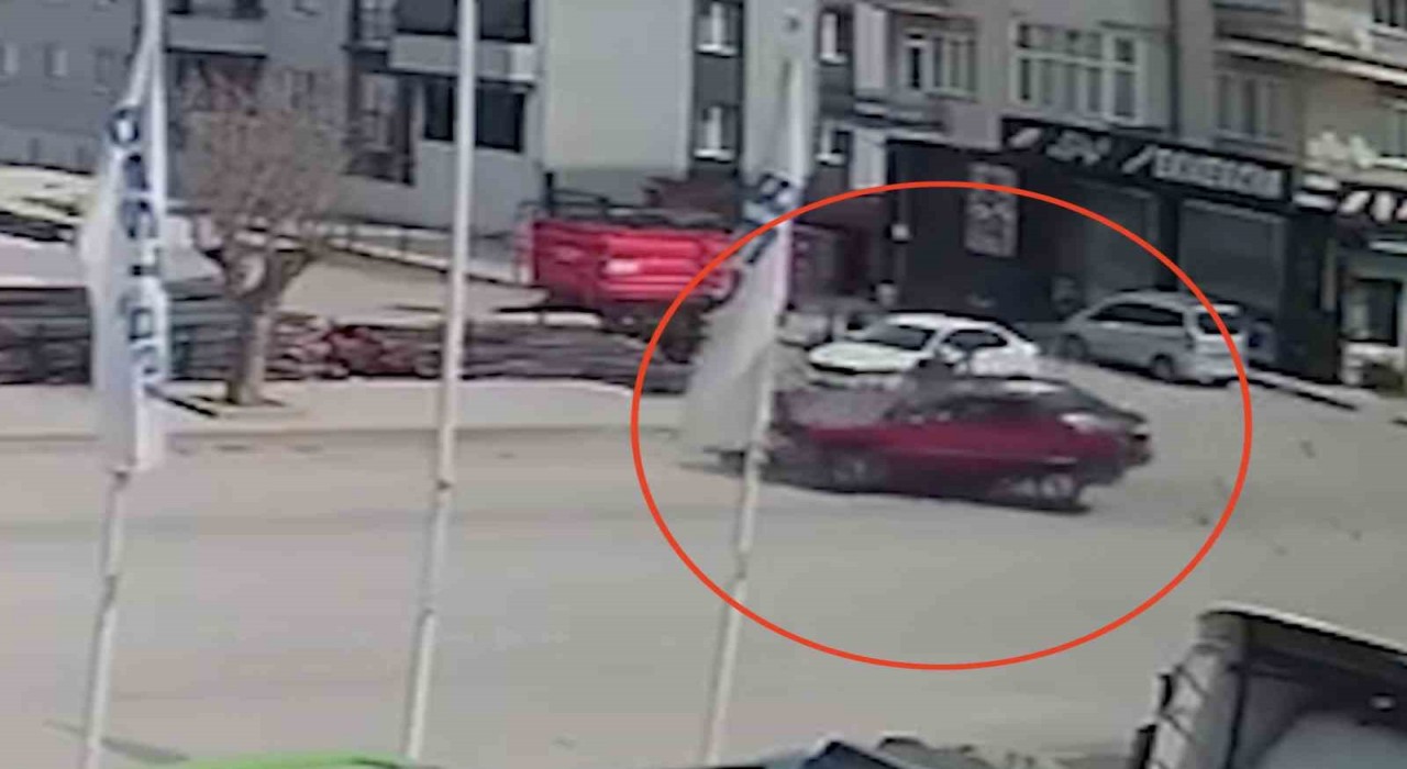 Çorumda 2 otomobilin çarpıştığı kaza kamerada: 2 yaralı