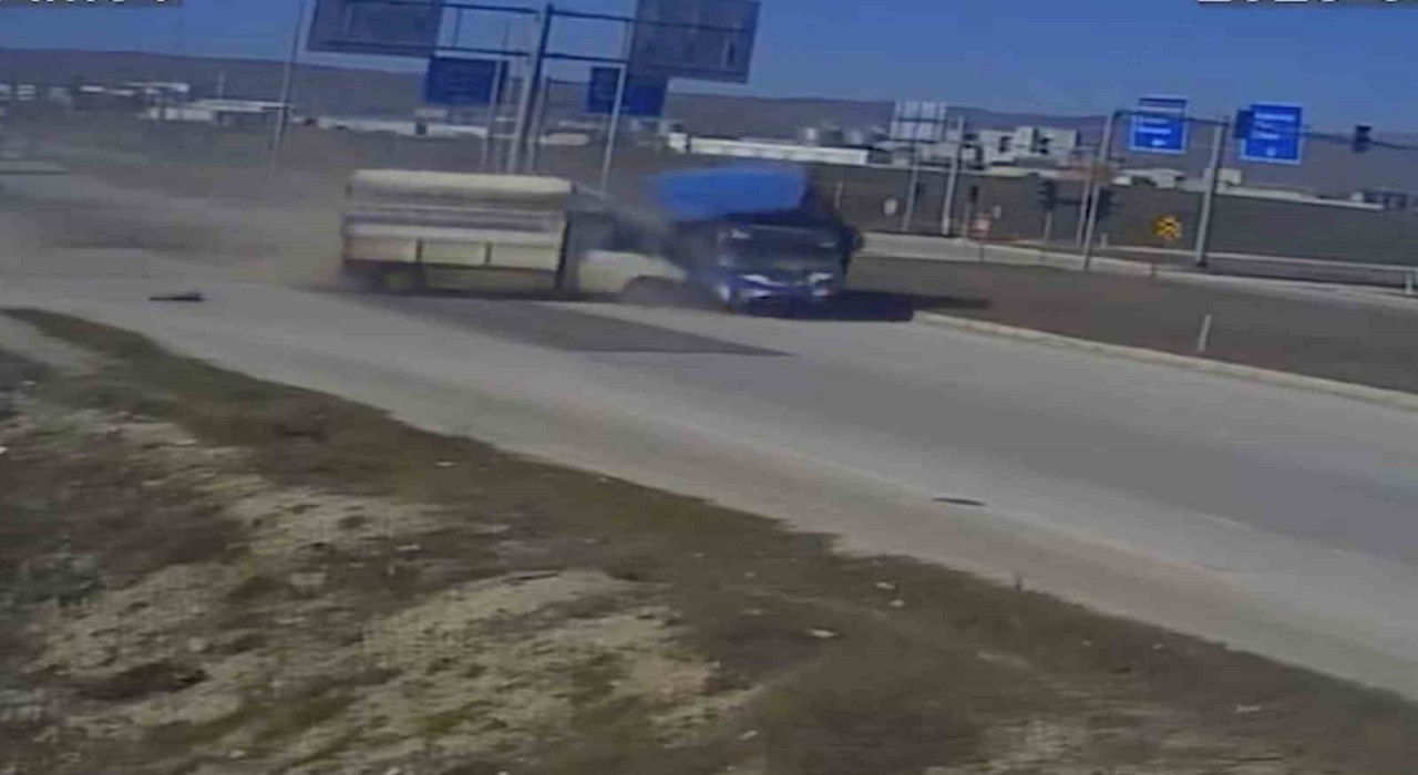 Çorumda 3 kişinin yaralandığı kaza kamerada
