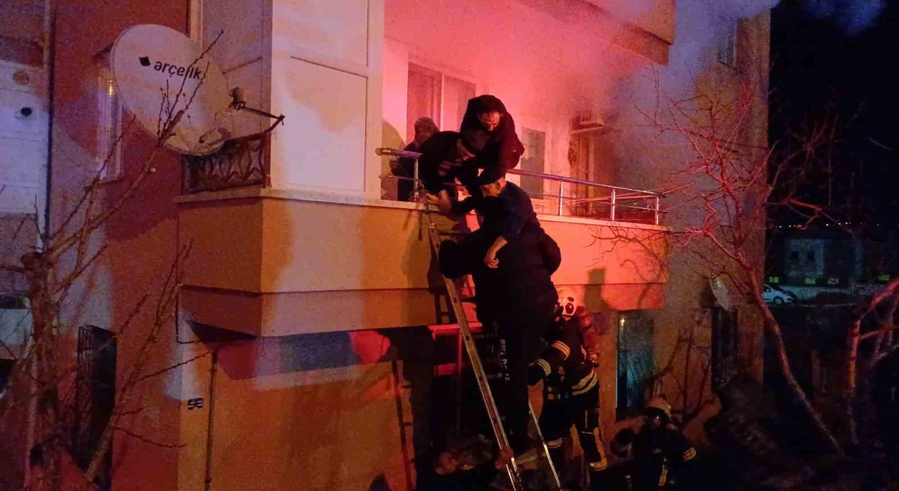 Çorumda alevlere teslim olan apartmandaki 6 kişi dumandan etkilendi