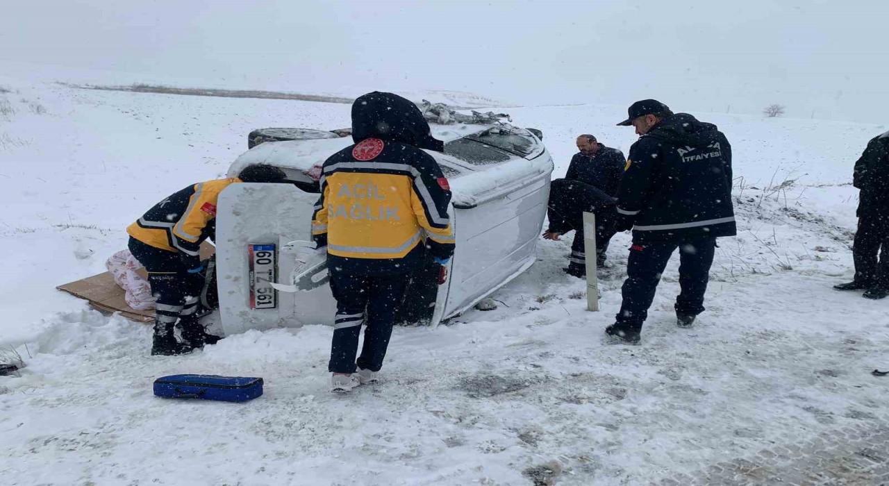 Çorumda hafif ticari araç ile minibüs çarpıştı: 2 yaralı