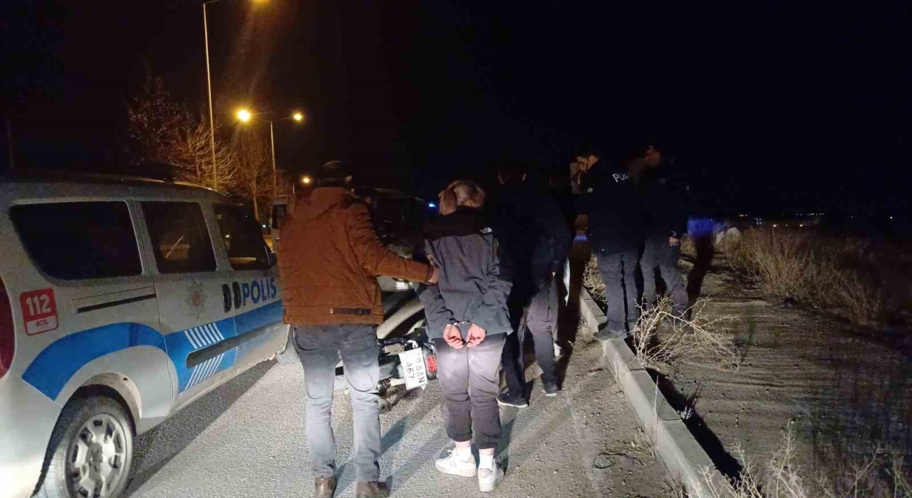 Çorumda haraketli dakikalar: Polisten kaçan motosikletli şahıslar kovalamacayla yakalandı