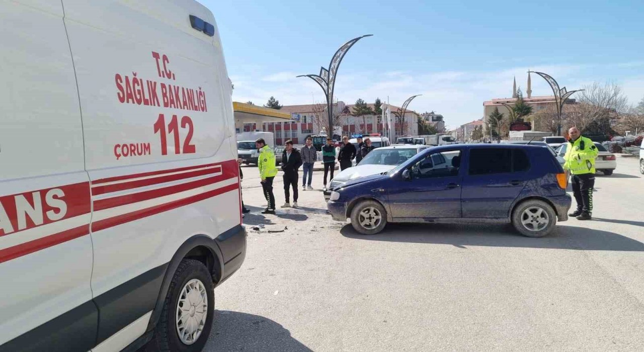Çorumda iki otomobil çarpıştı: 2 yaralı