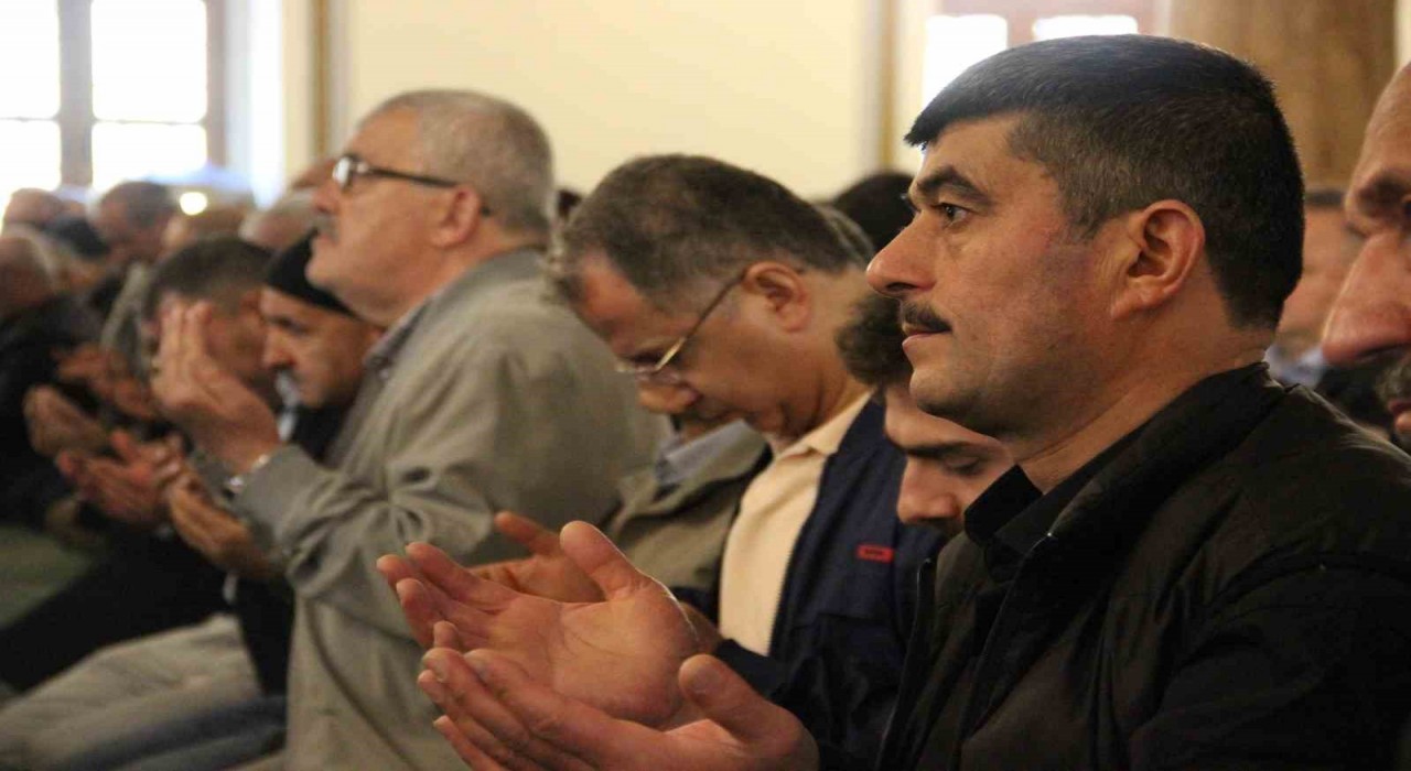 Çorumda vatandaşlar bayram namazı için camilere akın etti