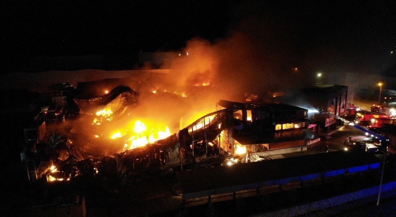 Çorumdaki fabrika yangını havadan görüntülendi