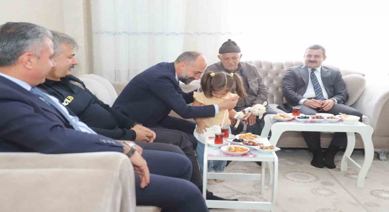 Çukurcada şehit ailesine bayram ziyareti