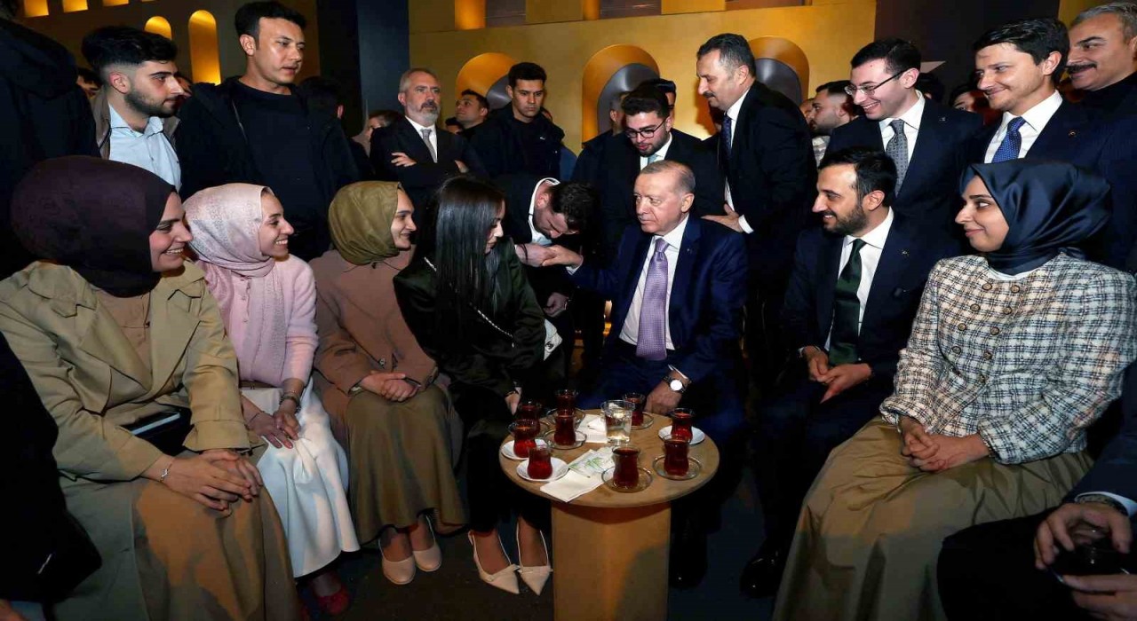Cumhurbaşkanı Erdoğan, İstanbulda gençlerle bir araya geldi