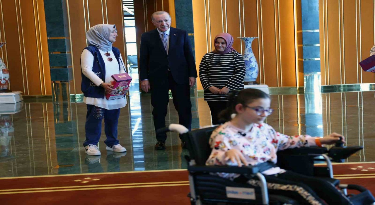 Cumhurbaşkanı Erdoğan, kendisiyle görüşmek isteyen engelli kız çocuklarını Cumhurbaşkanlığı Külliyesinde ağırladı