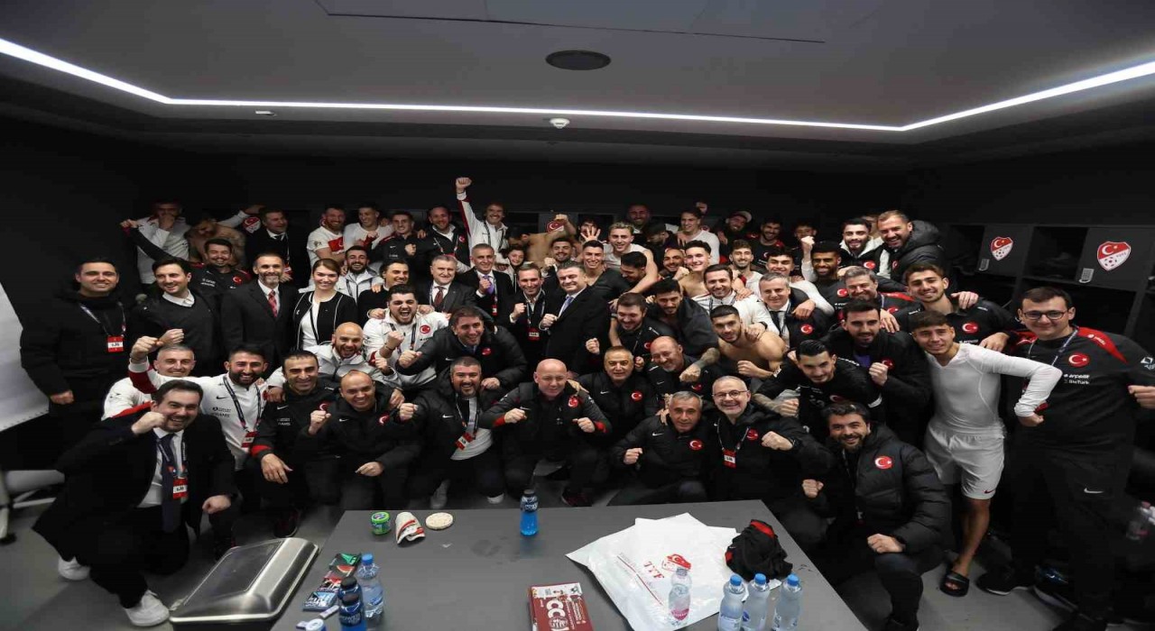 Cumhurbaşkanı Erdoğandan A Milli Futbol Takımına tebrik telefonu